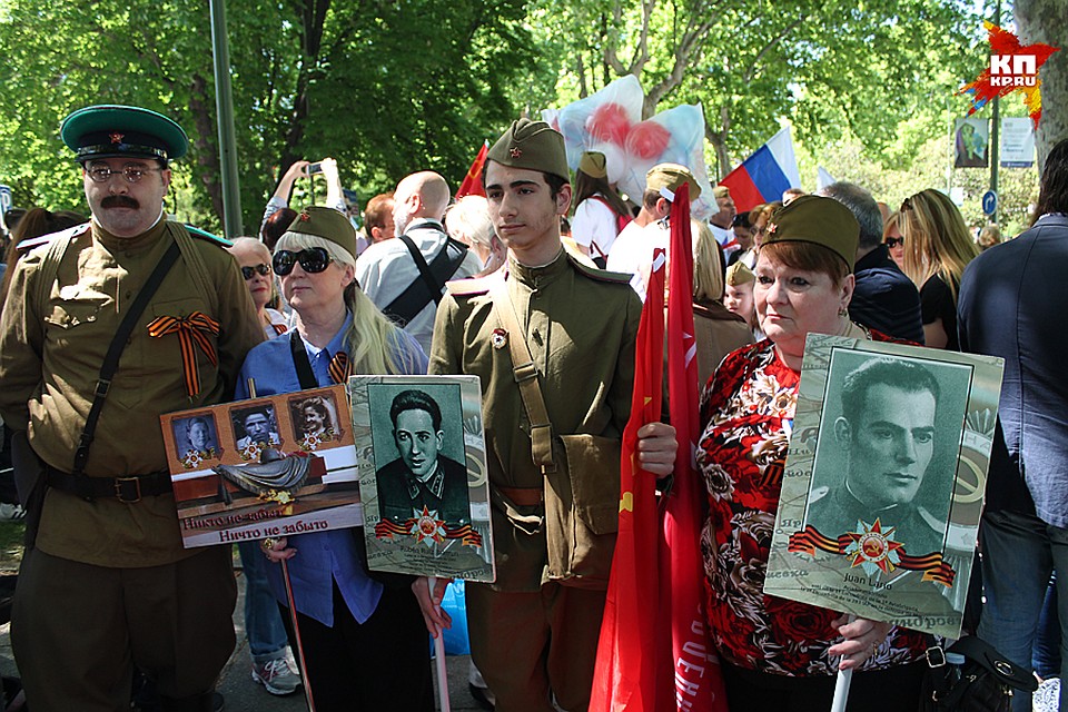 Ряды «Бессмертного полка» прошли по центру Мадрида Фото: Эдуард ГУЩИН