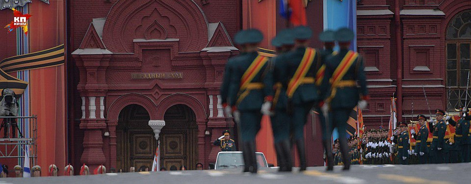 Парад начинается с выноса флага России и знамени Победы Фото: Виктор ГУСЕЙНОВ