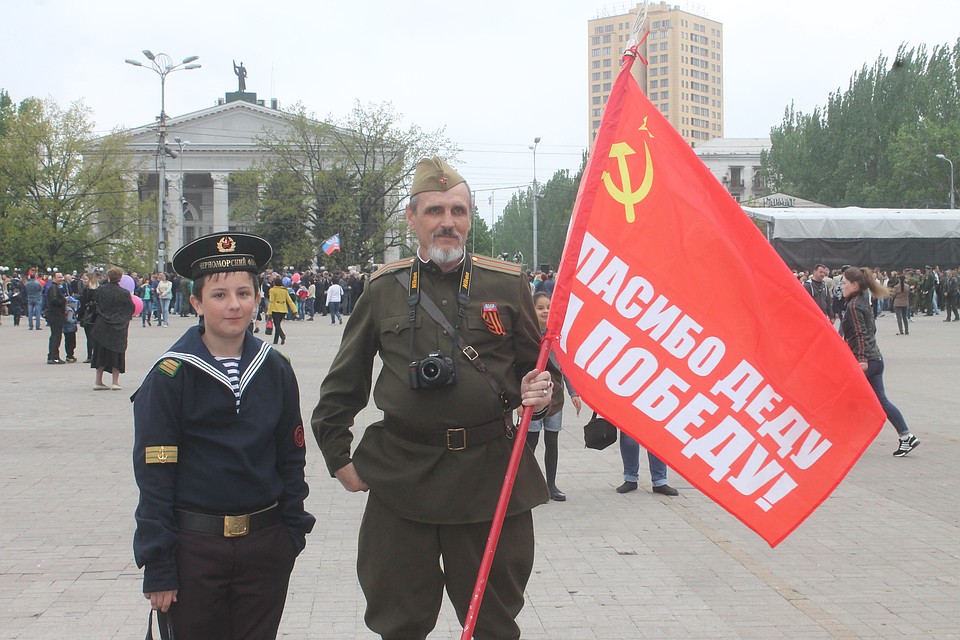 Спасибо деду! - Таких надписей 9 мая в Донецке было много. ФОТО: Никита МАКАРЕНКОВ, Павел ХАНАРИН