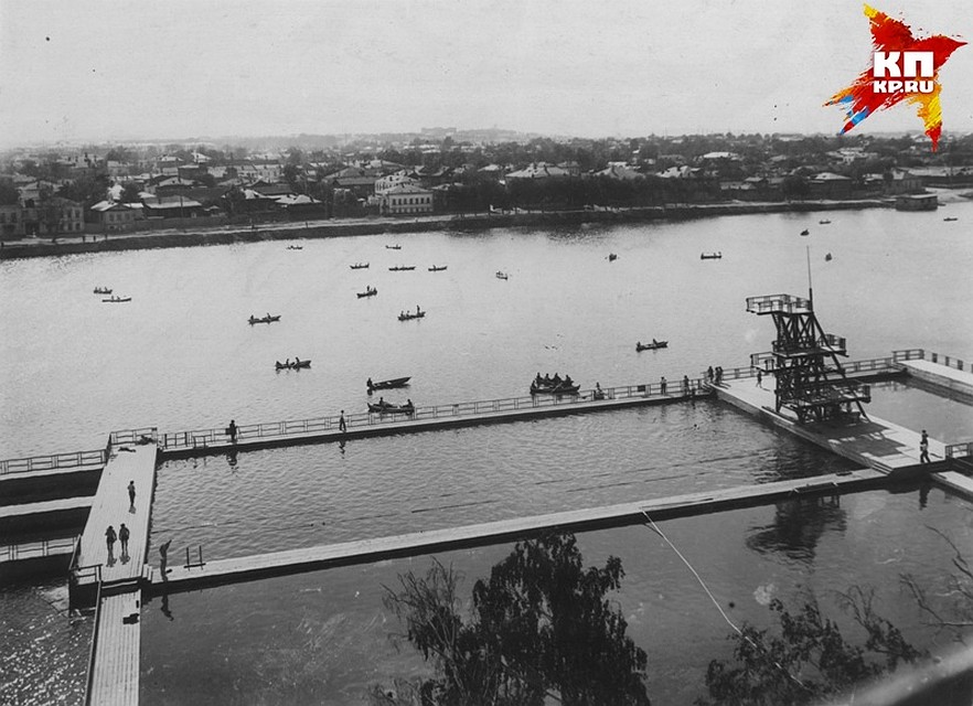 В 1936 году в Городском пруду еще купались. На этом снимке, например, можно увидеть вышку для ныряния. Фото: из фондов Государственного архива Свердловской области