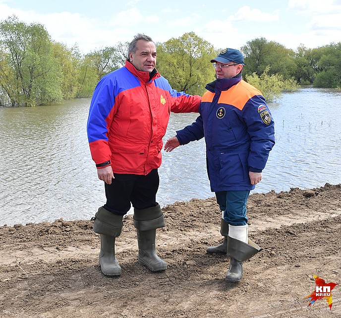 Глава МЧС России Владимир Пучков и губернатор Тюменской области Владимир Якушев Фото: Владимир ВЕЛЕНГУРИН