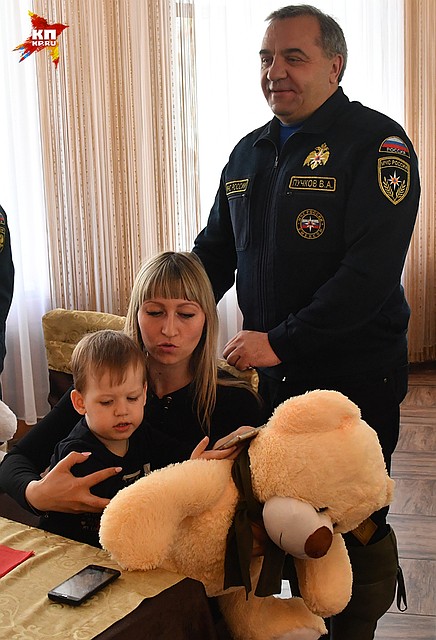 Глава МЧС привез детям подарки Фото: Владимир ВЕЛЕНГУРИН