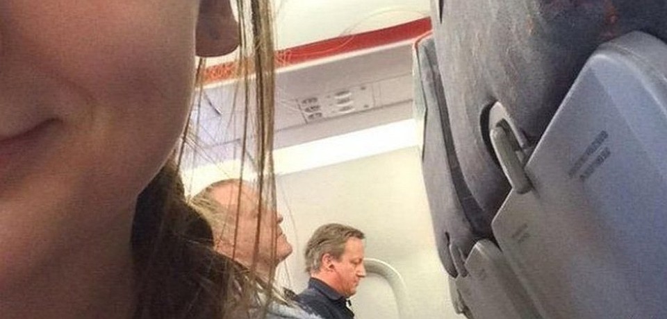 В экономклассе лоукостера EasyJet видели британского премьера Джеймса Кэмерона. Фото: соцсети.