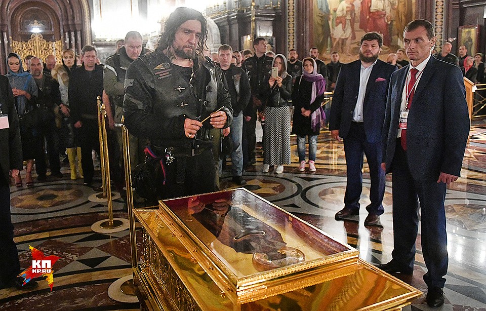 Александр "Хирург" Залдастанов у мощей Николая Чудотворца. Фото: Евгения ГУСЕВА