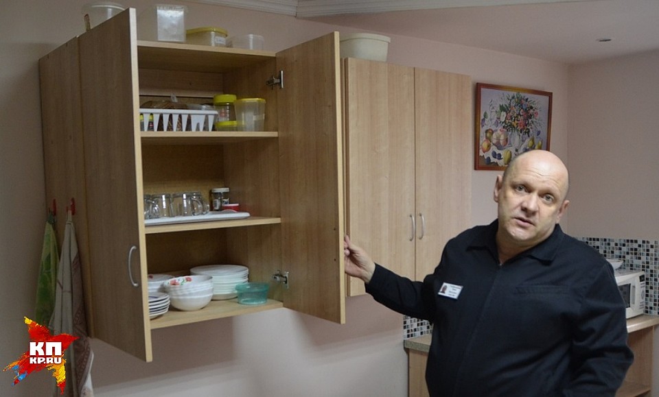 Уголок в тюремной столовой: чайный набор, микроволновка. Такой нехитрой обстановки многие заключенные на свободе не видали.