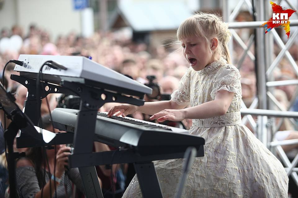 У Ратуши выступила 7-летняя пианистка София Курлович. Фото: Павел МАРТИНЧИК