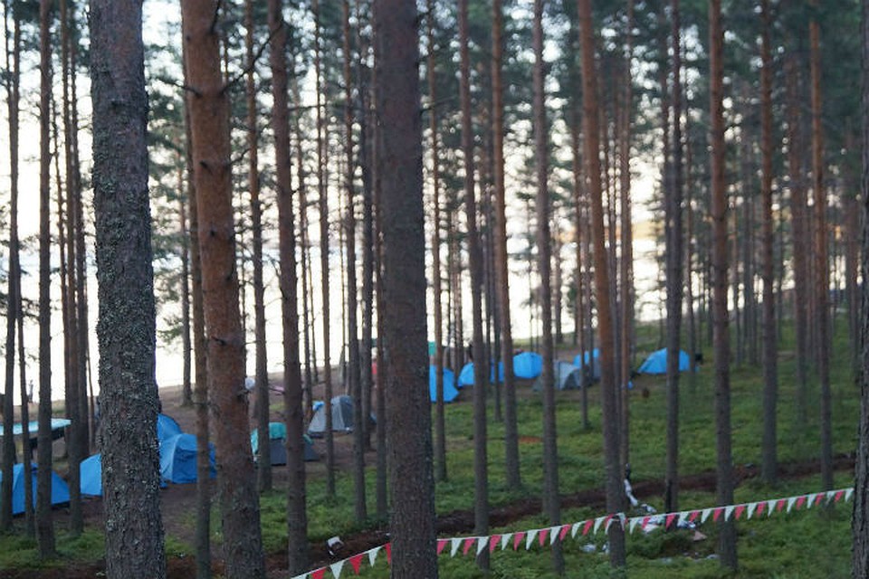 Даже в дождь дети в лагере были вынуждены жить в палатках - не хватало свободных кроватей. Фото: СОЦСЕТИ