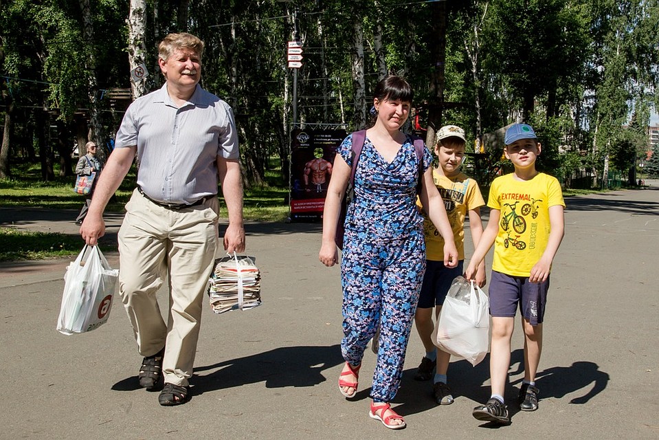 Приходили целыми семьями. Фото: Валерий ЗВОНАРЕВ