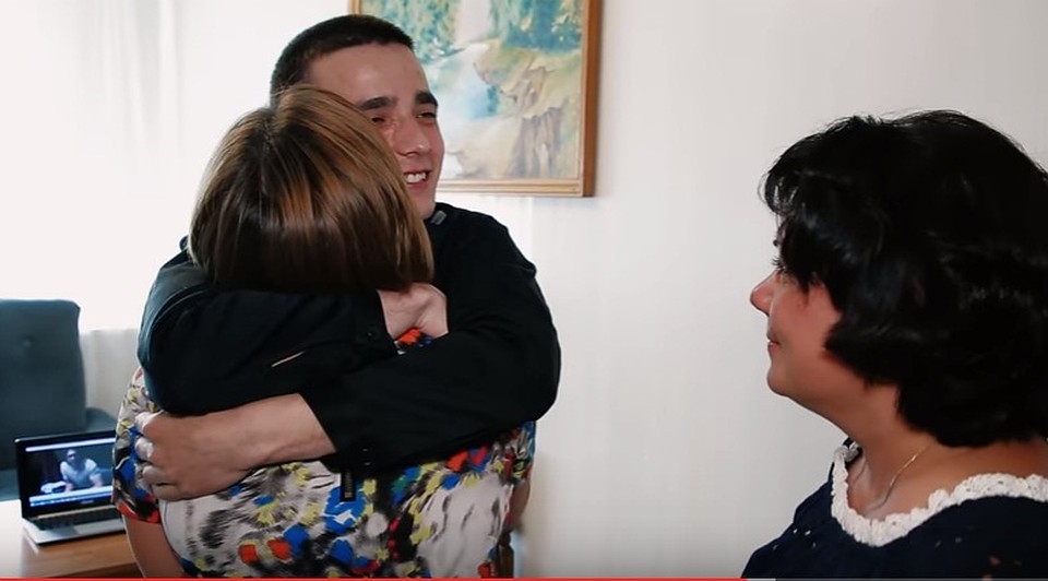 Сергей с мамой и тетей. Скриншот видео "Арестант Сергей Семенов" на Youtube-канале Андрея Малахова.