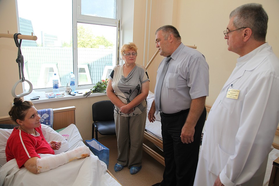 Начальник регионального УМВД Юрий Савенков посетил полицейских, пострадавших при нападении злоумышленника Фото: УМВД РФ по Орловской области.