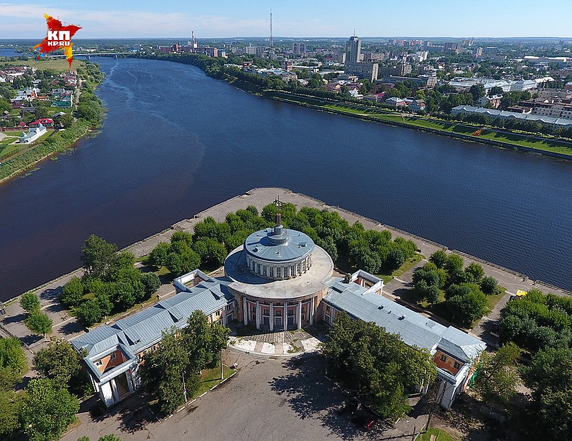 Самый центр Твери. Здесь в Волгу впадает река Тверца. Фото: Виктор ГУСЕЙНОВ