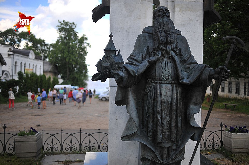 Памятник калязинскому святителю, Преподобному Макарию, стоит на пересечении улицы Ленина и улицы Карла Маркса. Фото: Виктор ГУСЕЙНОВ