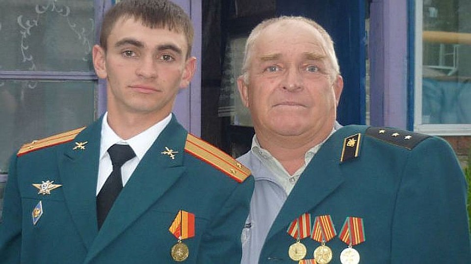 В семье Александра было много военных. На фото он с одним из дальних родственников Фото: Личная страничка героя публикации в соцсети