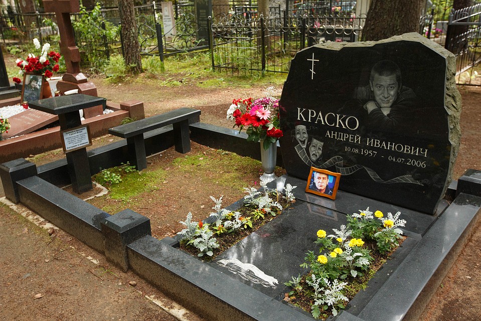 Родственники и друзья часто приезжают на могилу к Андрею. Фото: Александр ГЛУЗ