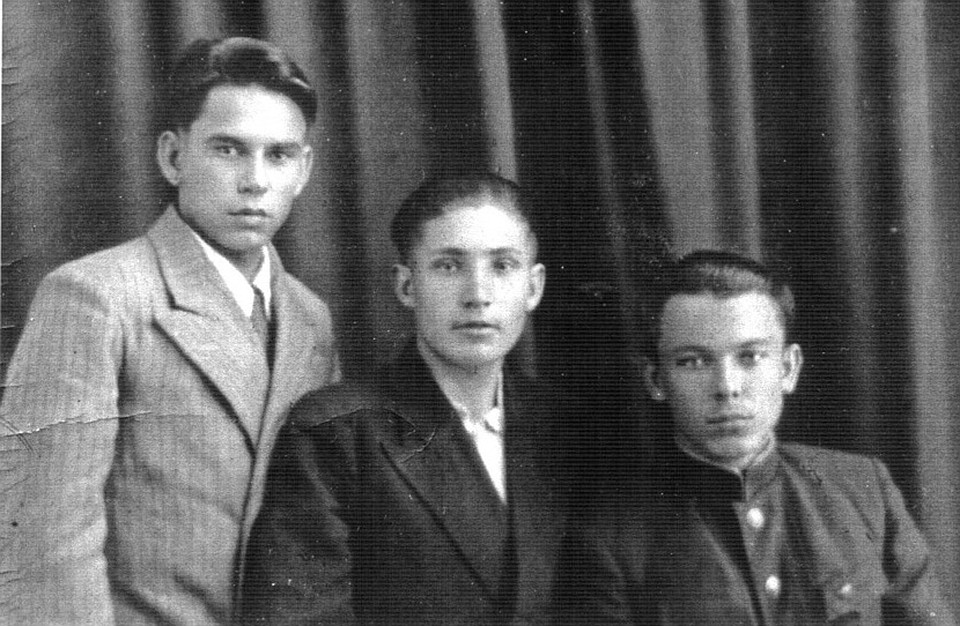 Василий Песков с друзьями-однокурсниками по школе киномехаников.