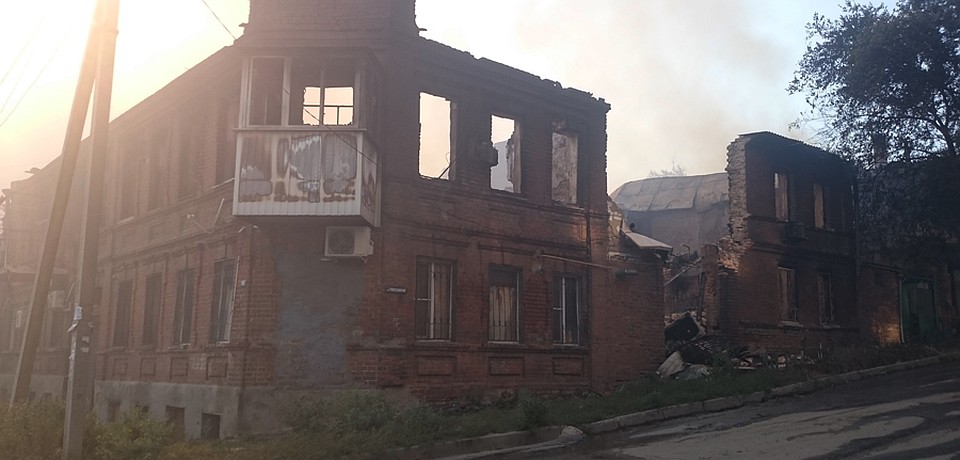 Огонь не пощадил дома, ни старые, ни новые. Фото: Илья БОГОМОЛОВ