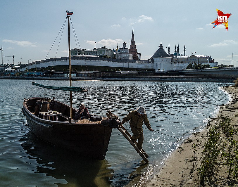 Александр живёт тем, что своими руками строит реплики старинных лодок. Фото: Виктор ГУСЕЙНОВ