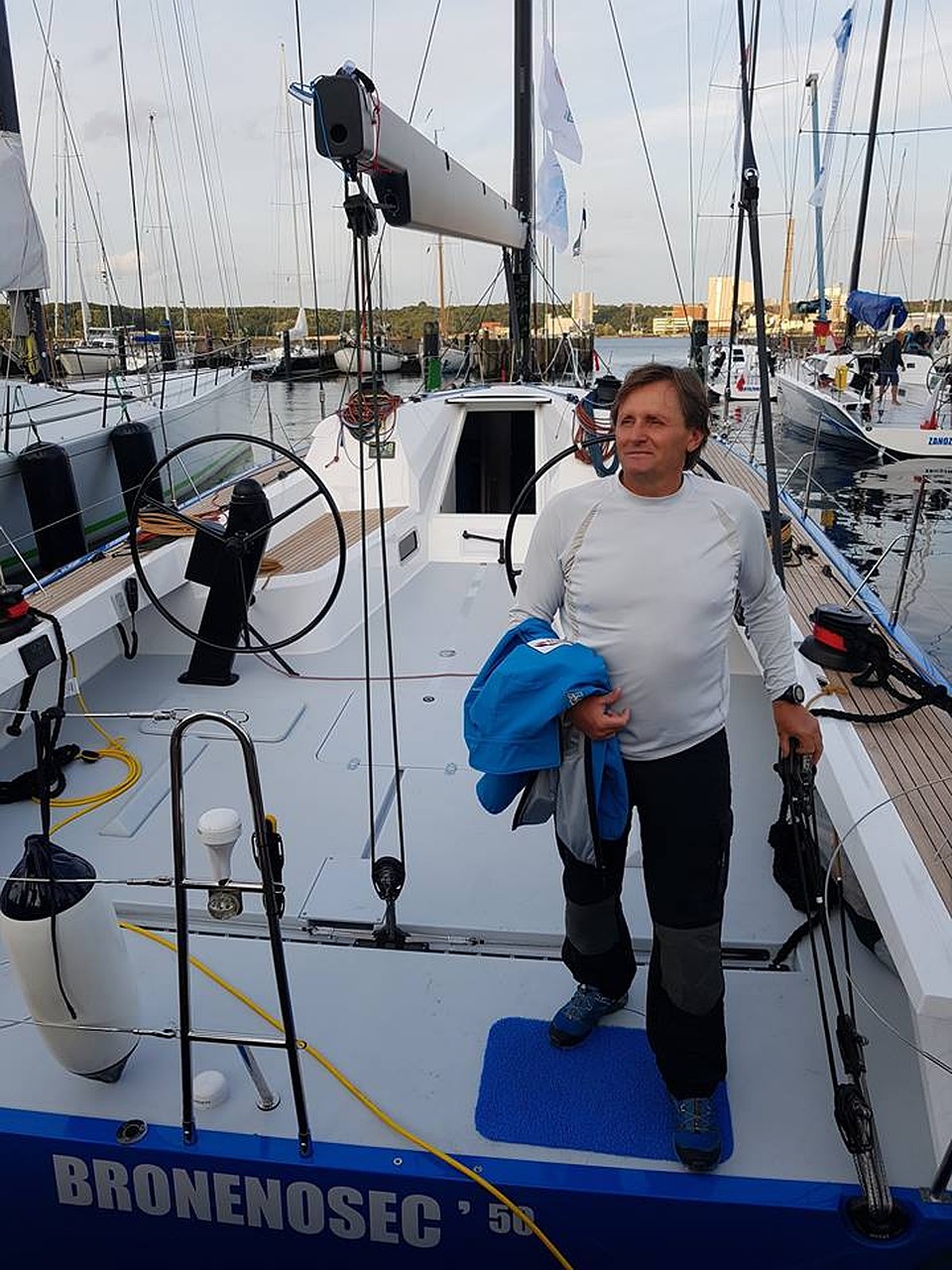 Максим Таранов, рулевой нашей команды, первым вышел в море за штурвалом новой яхты - и сразу в 150-мильную гонку. Это он еще до старта, когда лодки только-только пригнали в немецкий город Киль. Фото: Юлия СМИРНОВА