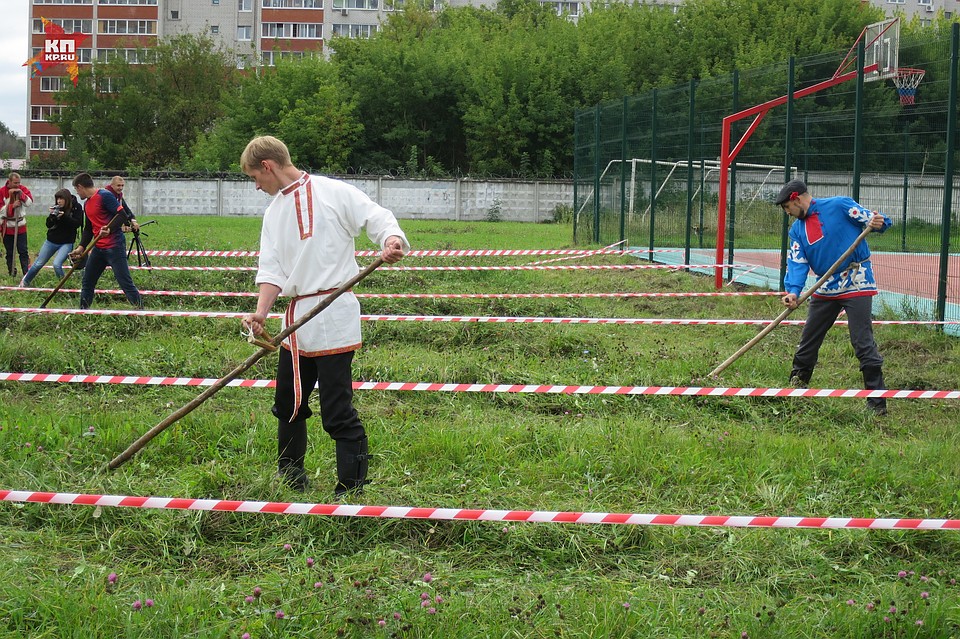 Траву косили на скорость. Фото: Николай МАЛЬЦЕВ