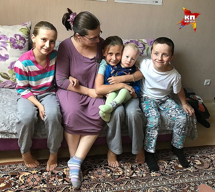 Многодетная мать Светлана Степанова теперь счастливая обладательница четырехкомнатной квартиры. Фото: Дина КАРПИЦКАЯ
