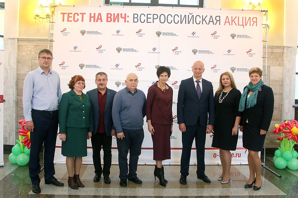 На церемонии (слева направо) Александр Клейменов, Ираида Сивачева, Петр Василевский, Архипов Артемович, Надежда Рогозина, Евгений Воронин, Елена Полонская, Наталия Соколова. Фото: Михаил ГЛУЩЕНКО