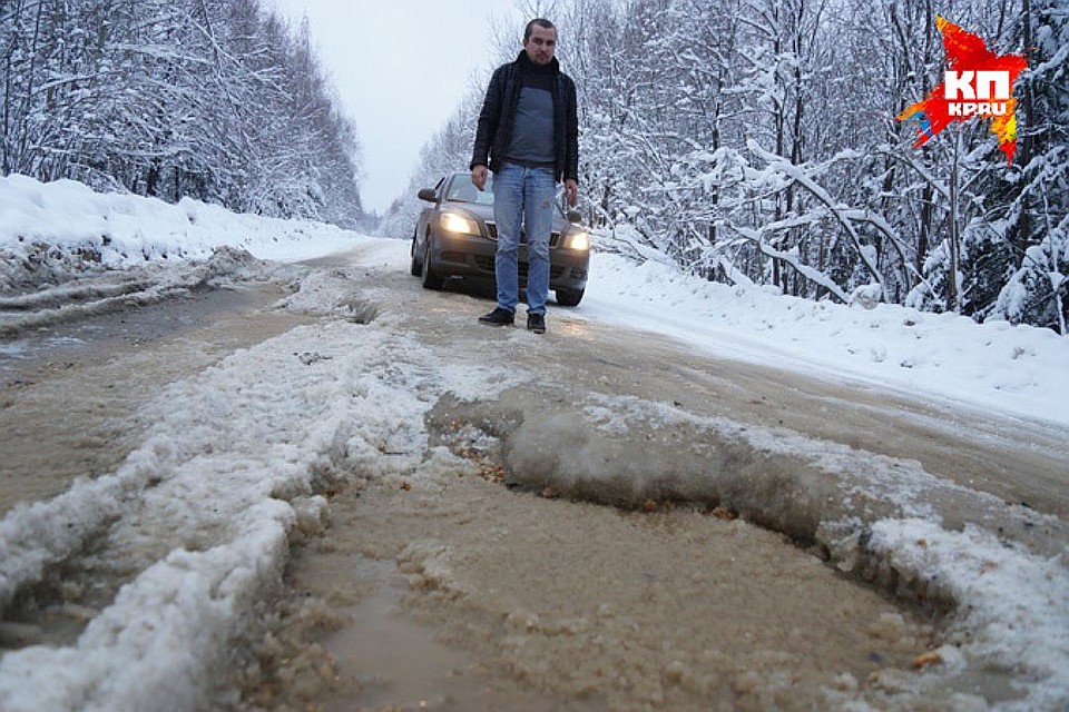 Вот в таких выбоинах дорога в Серебрянку была много лет Фото: Алексей БУЛАТОВ