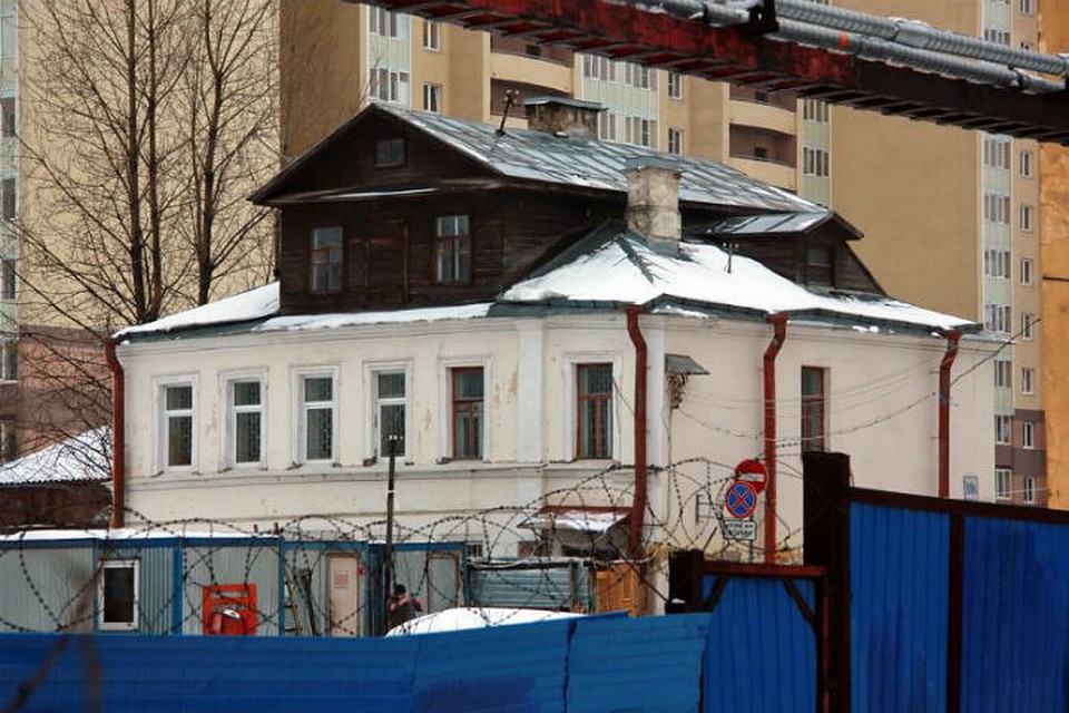 Таким забором из колючей проволоки окружена стройка. Фото: "Канонер"