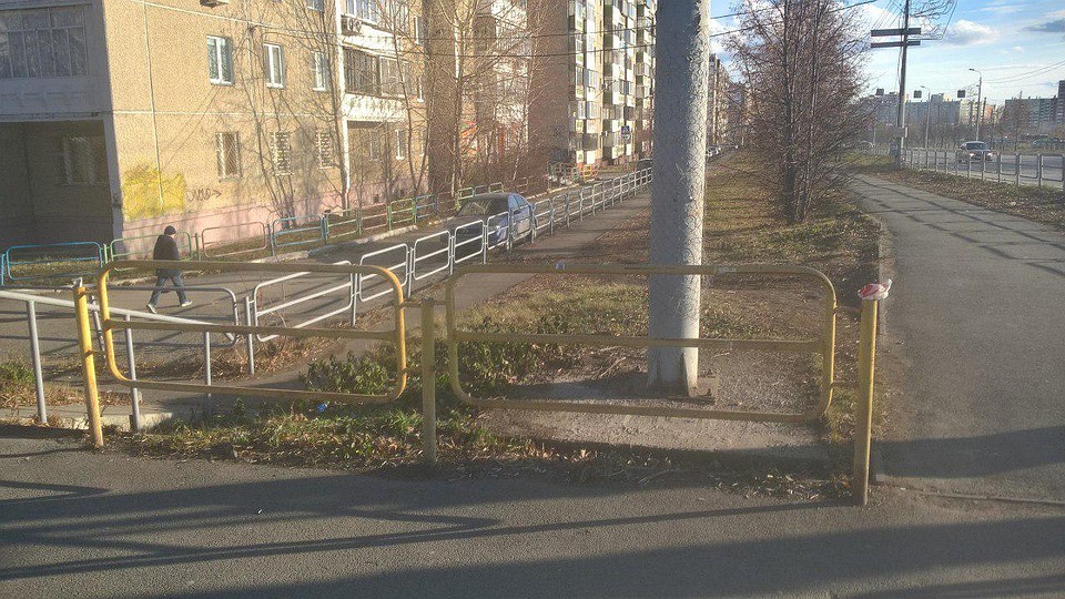 Этот забор, по-видимому, ограждает фонарный столб от... даже не знаем кого! Фото: Андрей СОКОЛОВ