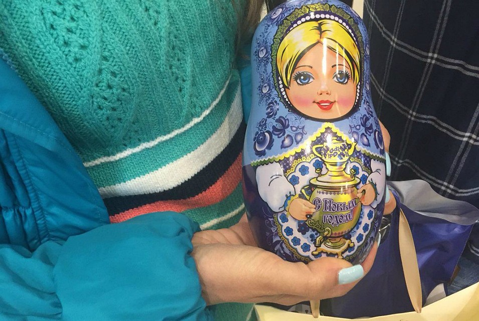 Одним из подарков оказалась матрешка Фото: соцсети