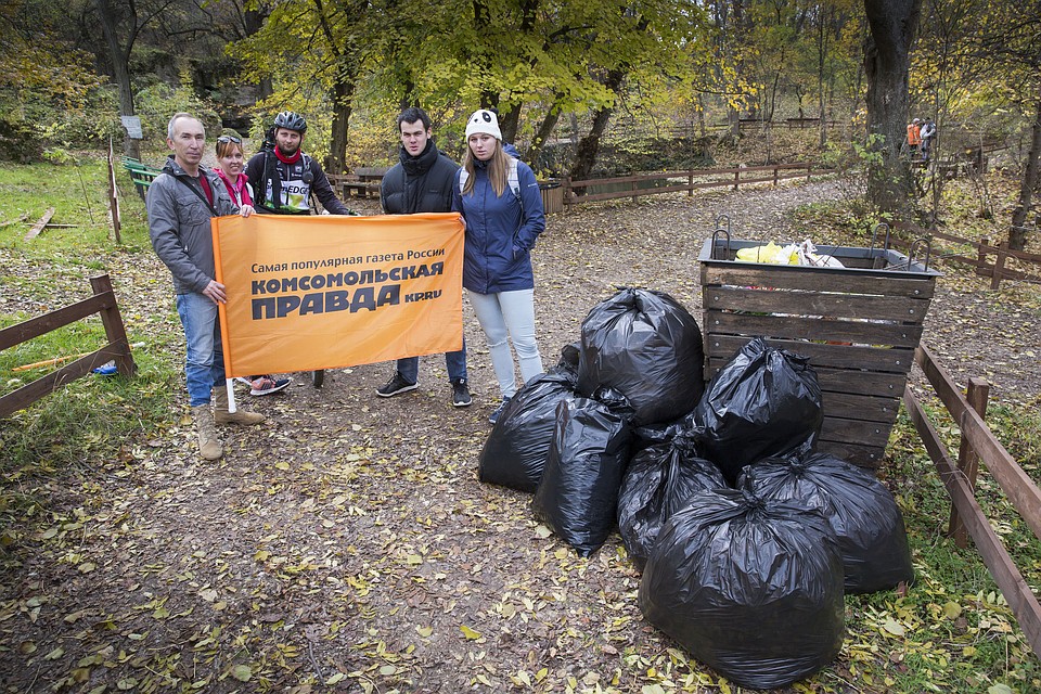 После ударного благородного труда фото на память. Фото: Дмитрий МАКЕЕВ