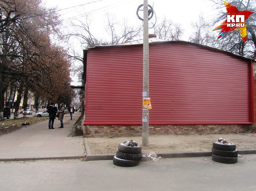 Местные власти использовали экономичный вариант - установили покрышки на месте, где стояли иномарки, раздавленные кирпичами старого дома. Фото: Светлана ВОЛКОВА