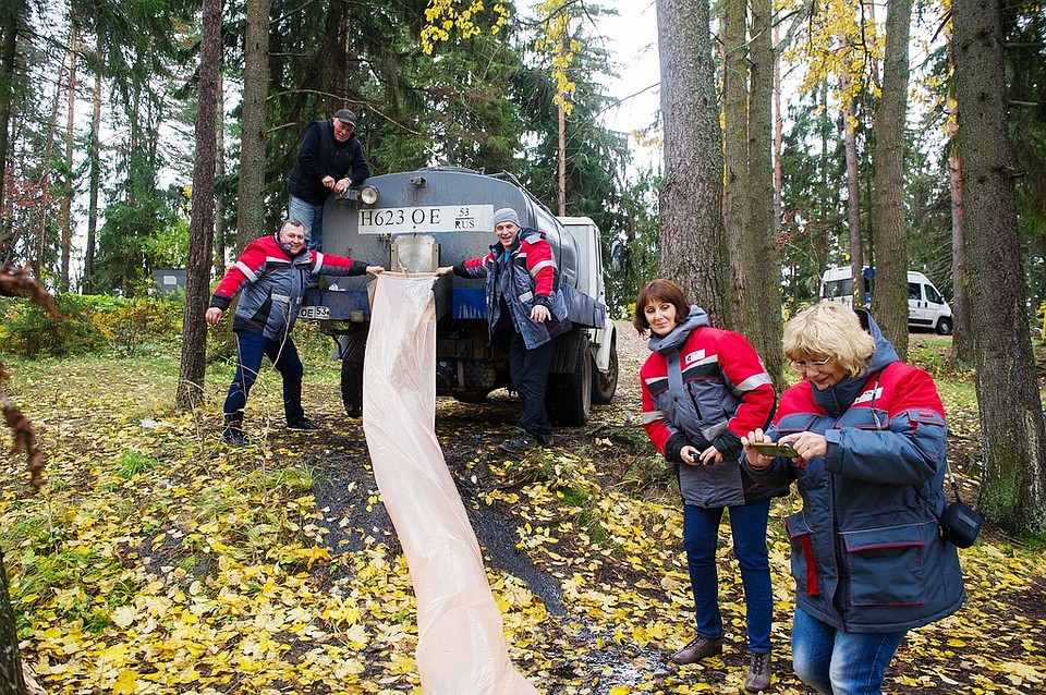 Сотрудники Новгородского металлургического завода выпустили в воду Валдайского озера 3,7 тыс. единиц молодого сига для разведения. Фото: Пресс-служба РМК
