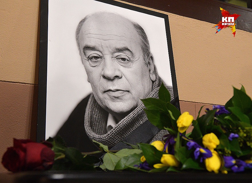 Фотопортрет Леонида Броневого в холле театра. Фото: Михаил ФРОЛОВ