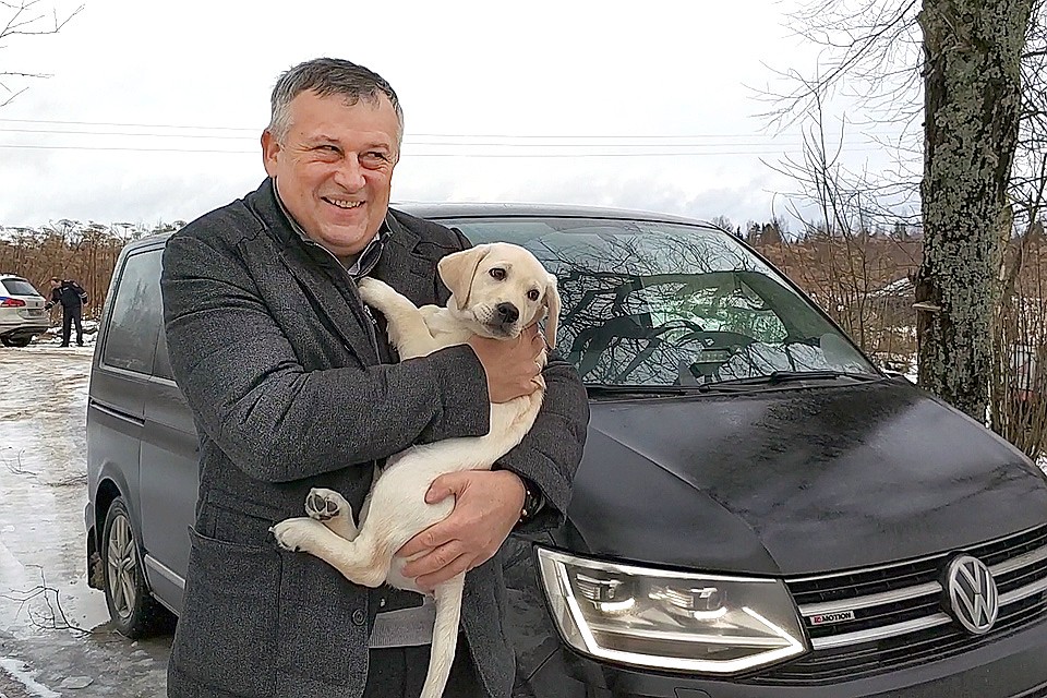 Губернатор Ленобласти Александр Дрозденко с щенком на руках.