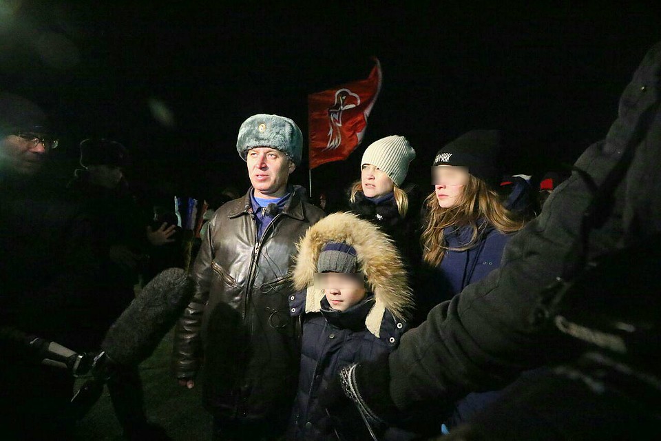 Первыми на посадочной полосе майора Чистых встретила его семья. Фото: Михаил ЕГОРОВ