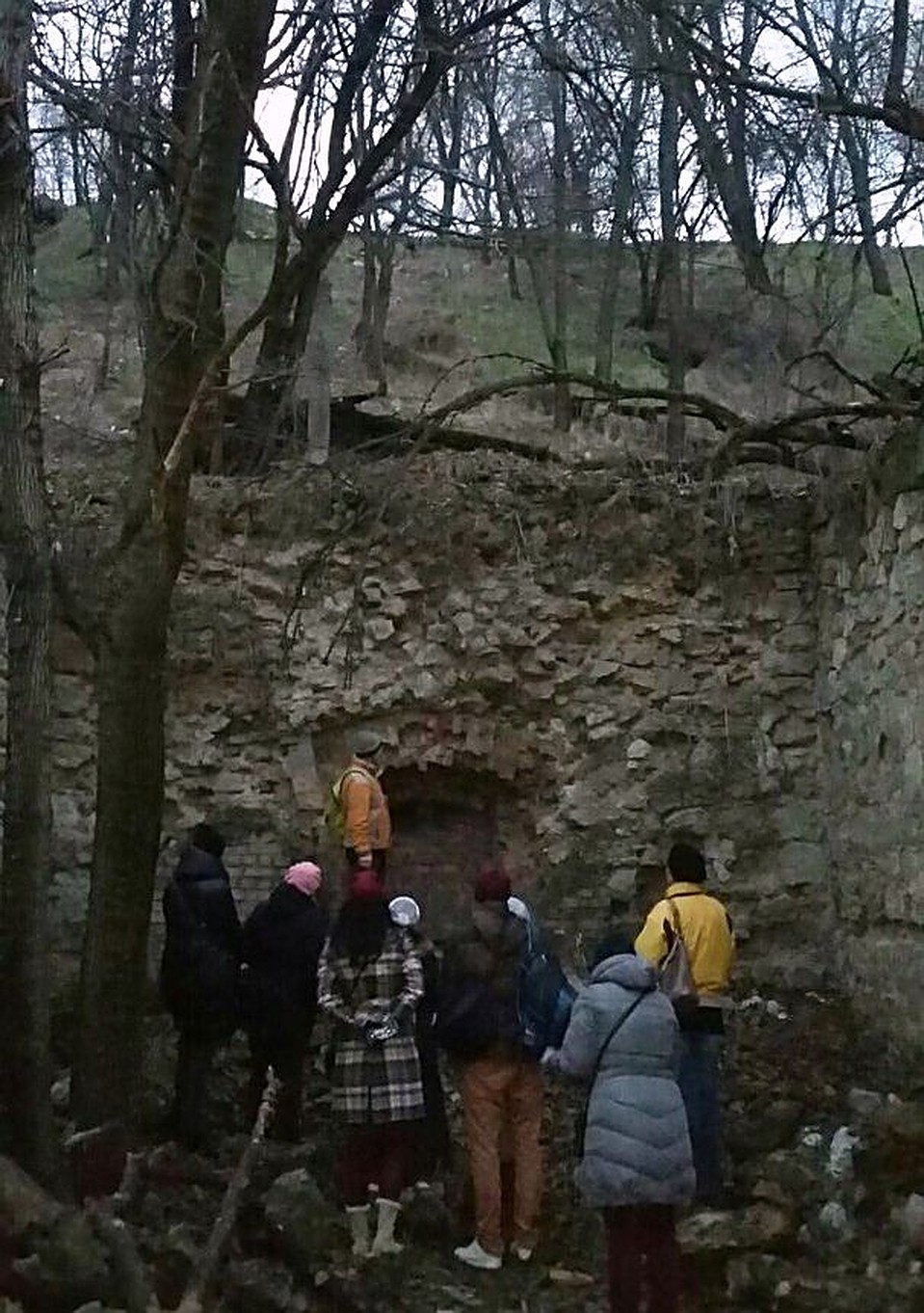 Экскурсия бродила по Парамонам дотемна. Фото Александра Сушкова из группы ВК "Парк-музей "ПАРАМОНЫ". Ростов."