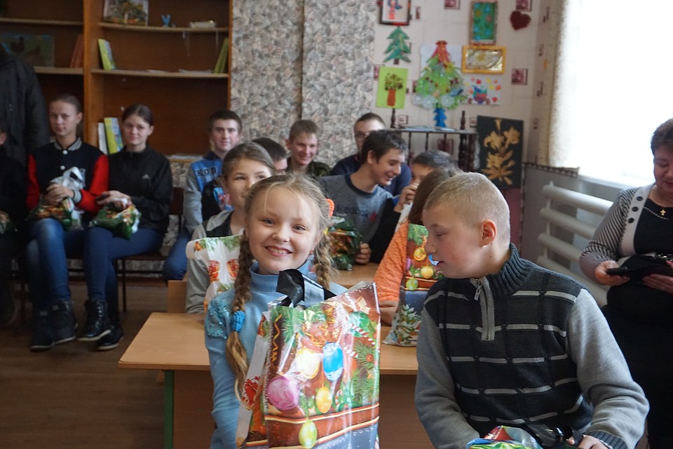 Радость подаркам у этих детей по-настоящему искренняя. Фото: Юлия АНДРИЕНКО