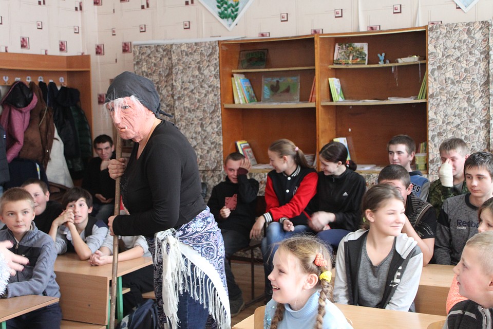 «Комсомолка» поздравила с Новым годом детей на передовой под носом украинских снайперов Фото: Никита МАКАРЕНКОВ, Павел ХАНАРИН