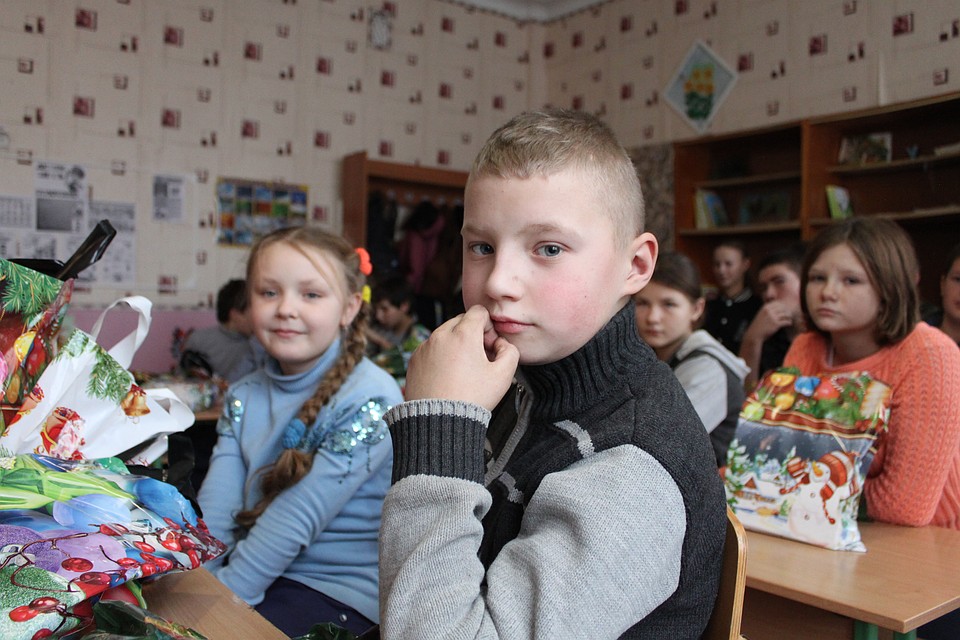 «Комсомолка» поздравила с Новым годом детей на передовой под носом украинских снайперов Фото: Никита МАКАРЕНКОВ, Павел ХАНАРИН