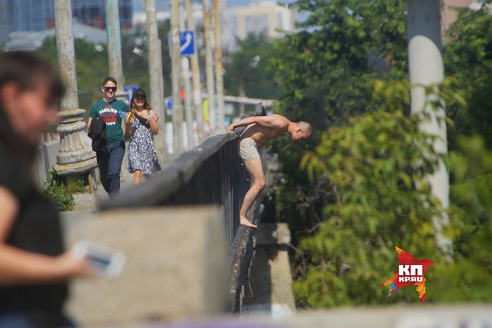 Екатеринбург. Парень прыгает с Макаровского моста через реку Исеть с высоты 15 метров 16,07,2017 Фото: Алексей БУЛАТОВ