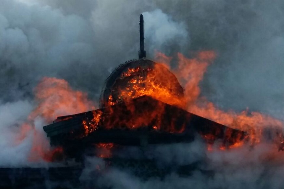Жуткий пожар в Барнауле Фото: со страницы vk.com/barneos22