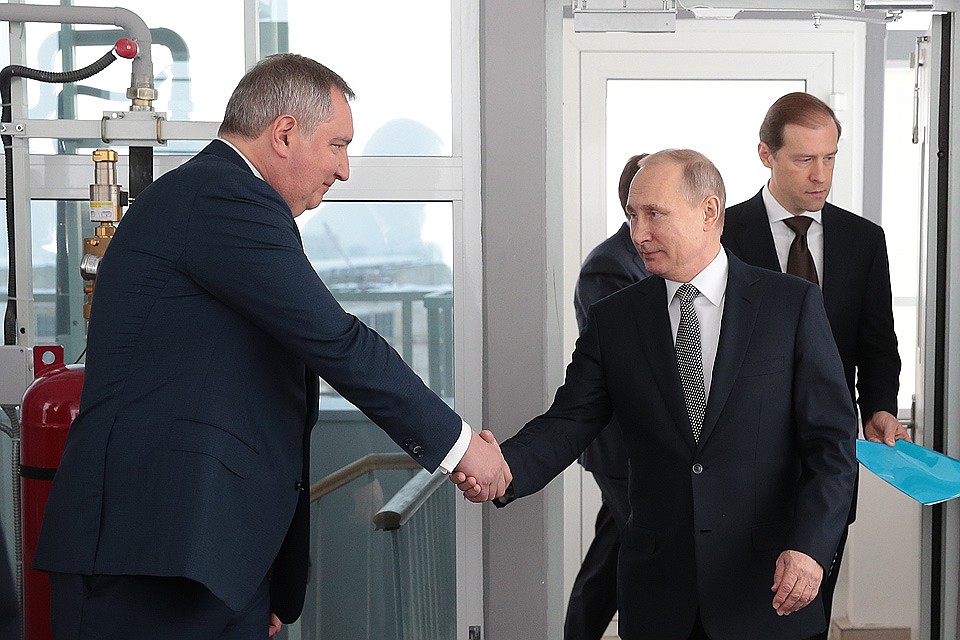 25 января 2018. Вице-премьер РФ Дмитрий Рогозин и президент РФ Владимир Путин во время посещения филиала ПАО "Туполев" Казанского авиационного завода им. С.П. Горбунова. ФОТО Михаил Метцель/ТАСС
