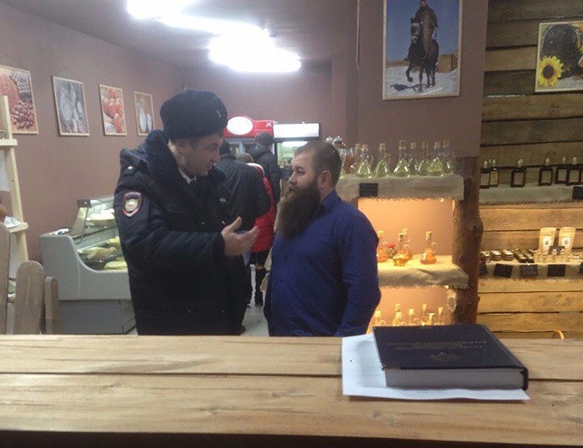 После открытия в магазин, расположенный напротив здания главка полиции, пришли стражи порядка. Фото: ВК личная страница Германа Стерлигова