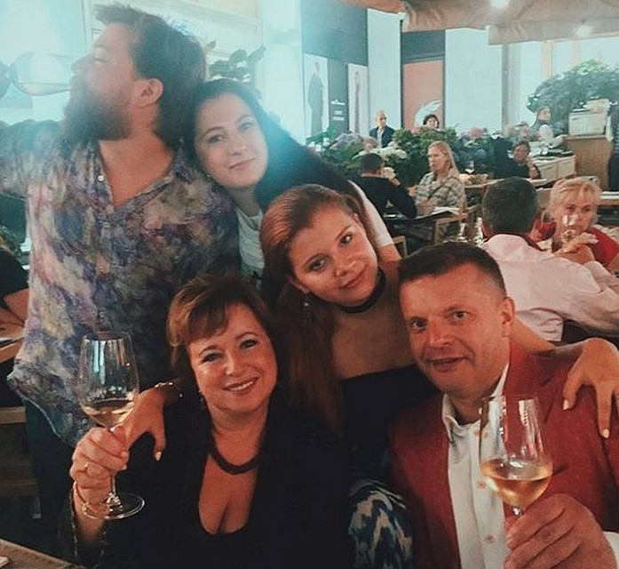 Елена Чекалова, Леонид Парфенов и с дочкой, сыном и невесткой. Фото: Личная страничка героя публикации в соцсети