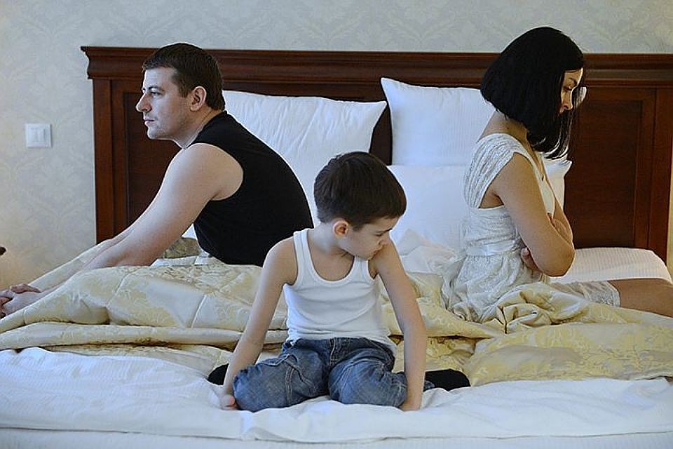 Передаются ли на самом деле детям вредные привычки родителей? Фото: Олег РУКАВИЦЫН