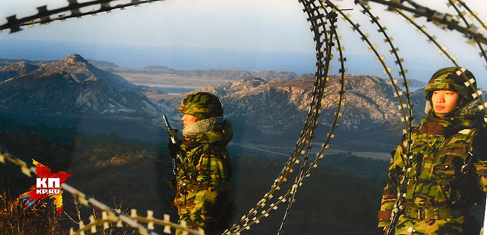 А вот такие же погранцы, но за мотками колючей спирали «Бруно». Фото: Владимир ВЕЛЕНГУРИН