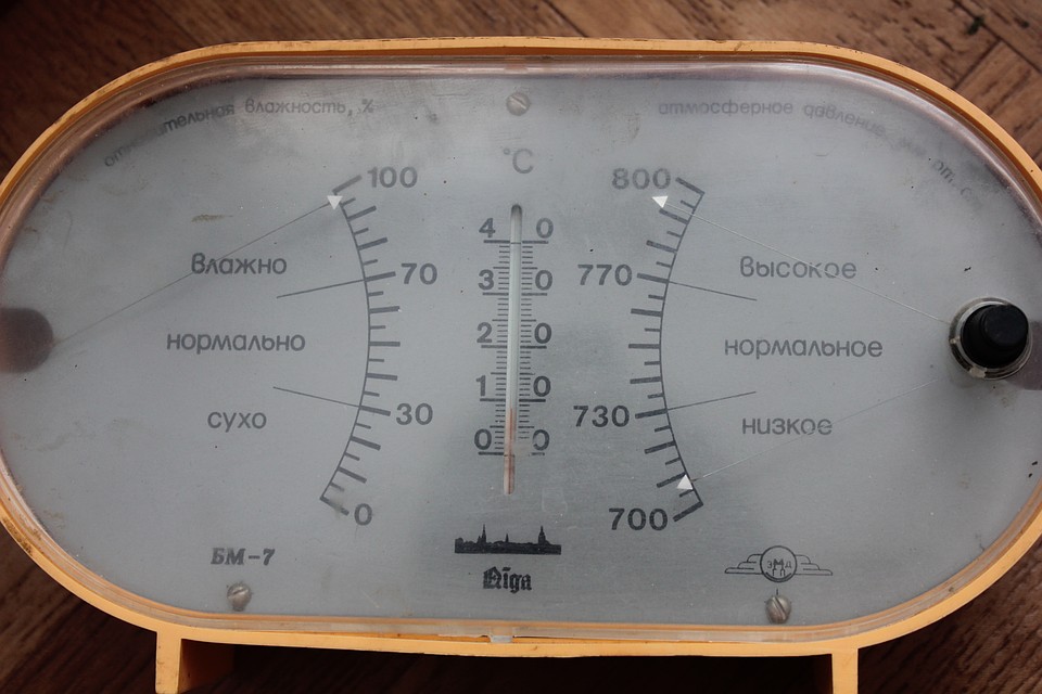 Температура в доме чуть выше, чем на улице - всего восемь градусов.