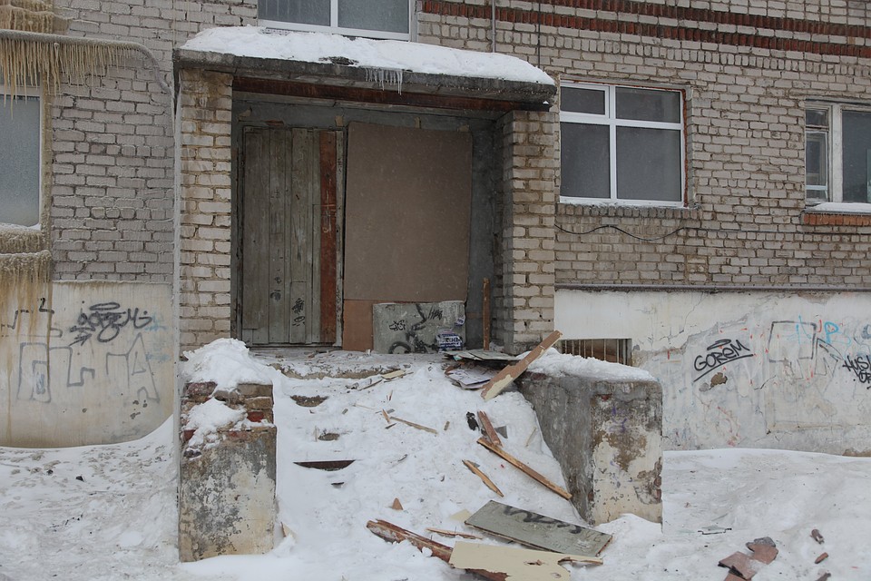 Пожарный выход оказался захламлен, а дверь закрыта Фото: Николай ОБЕРЕМЧЕНКО