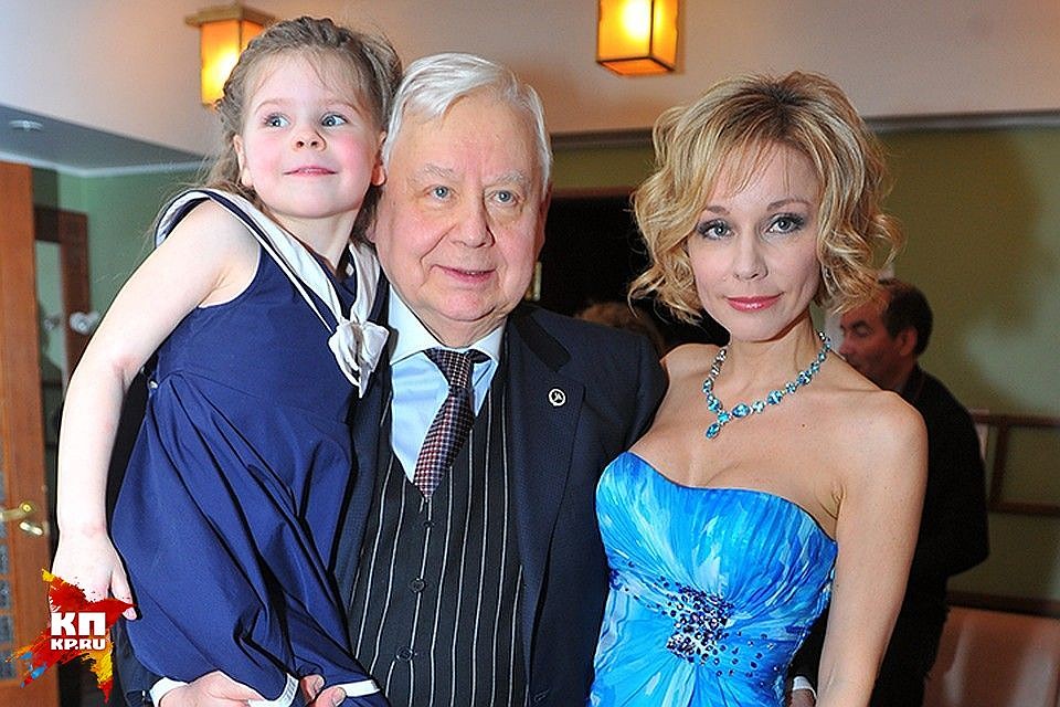 Дочь Маша у Олега Табакова родилась, когда ему был 71 год. Рядом - мама девочки Марина Зудинова. На новогодние праздники в Екатеринбург они приезжали вместе с ним. Фото: Евгения ГУСЕВА