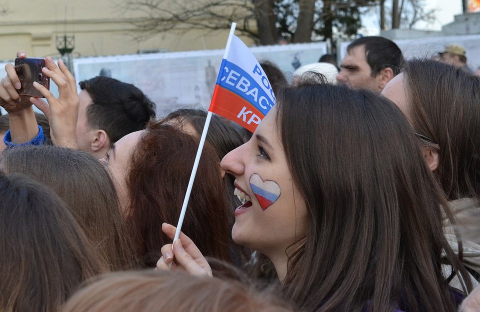 Участники митинга рисовали триколоры на щеках, держали в руках флаги Фото: Дмитрий МЕТЁЛКИН